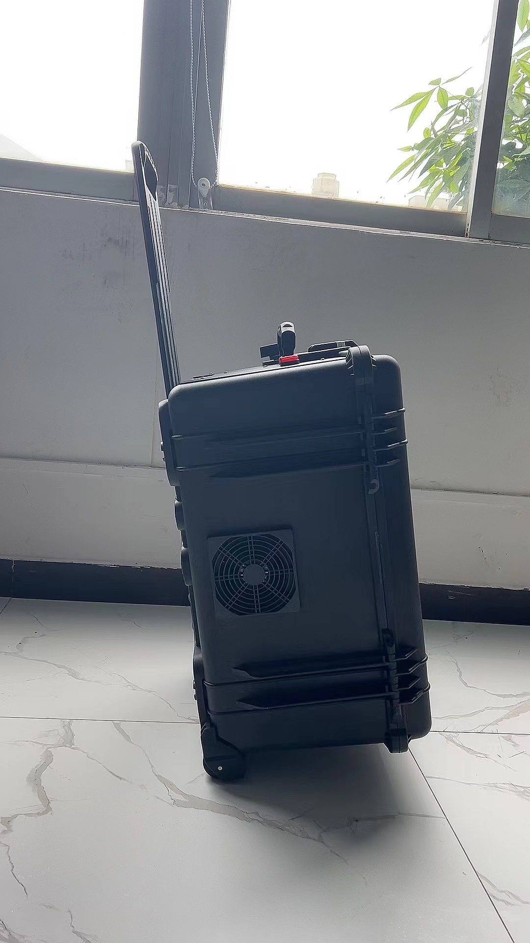 惠农手拉箱型移动通信干扰器
